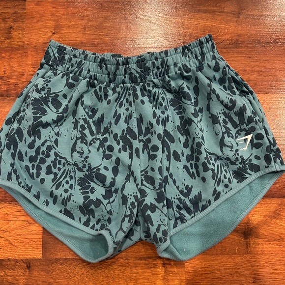 Gymshark Women’s Athletic Shorts Size Medium Loose Fit Blue Print Logo - Picture 1 of 4